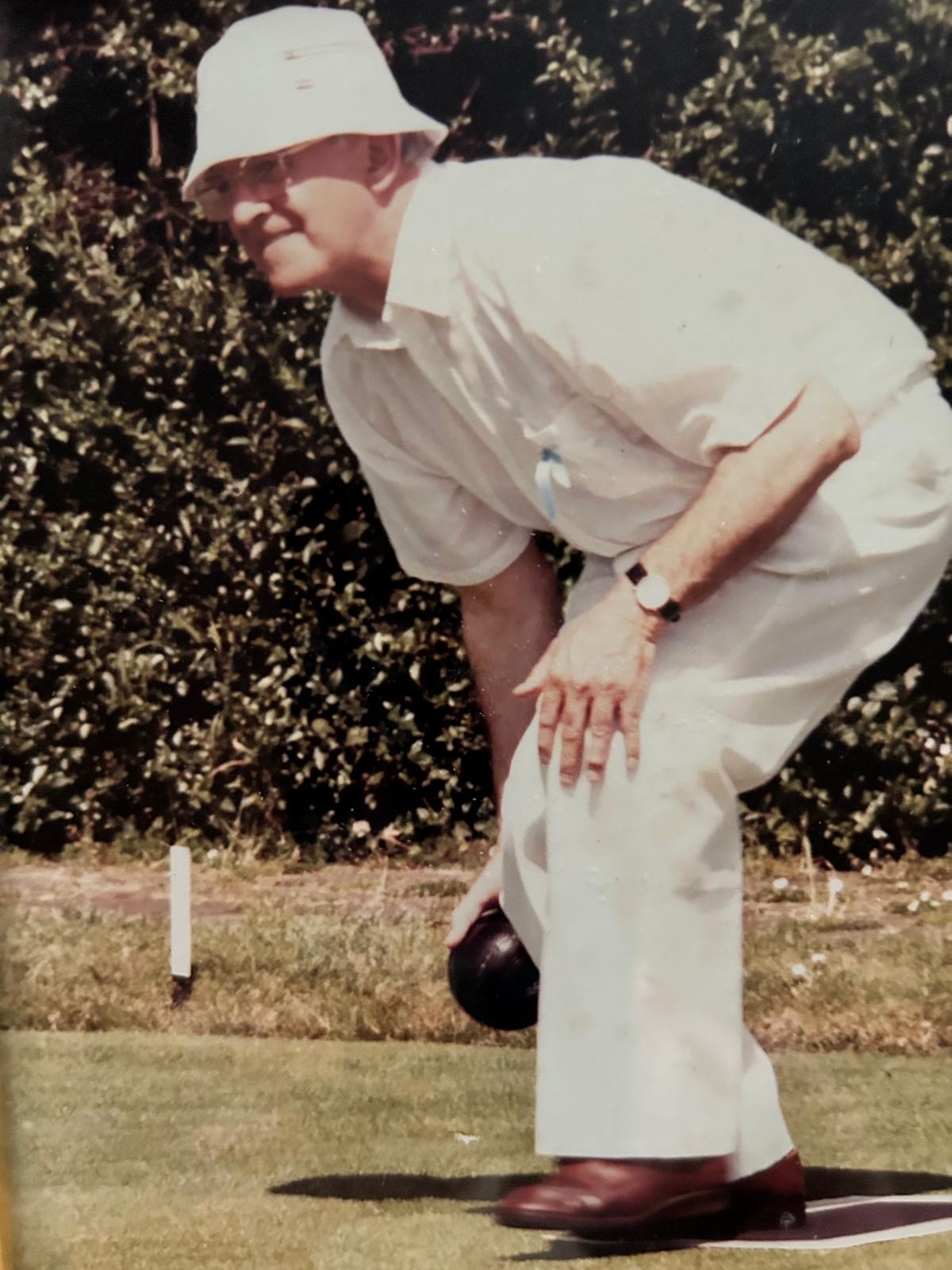 Tony Williams playing bowls.jpg